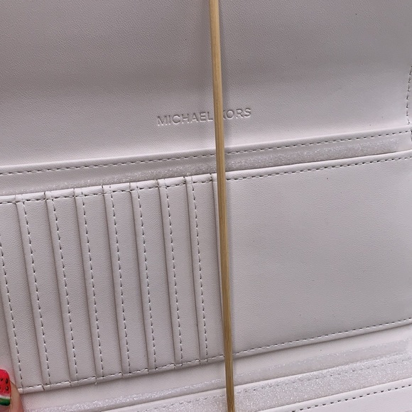 MICHAEL KORS JET SET TRAVEL 
LARGE TRIFOLD NON-LEATHER VEGAN 
WALLET
OPTI… - Picture 10 of 15